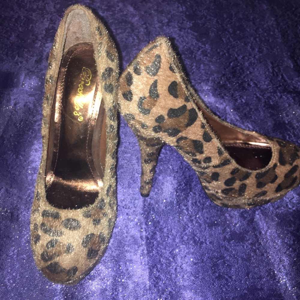 Y2K Breckelles fuzzy leopard heels